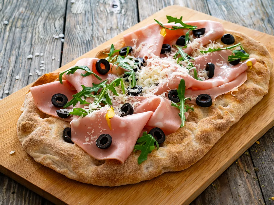 Pinsa mit Mortadella, Oliven und Rucola