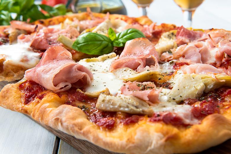 Pinsa mit Artischocken und Schinken