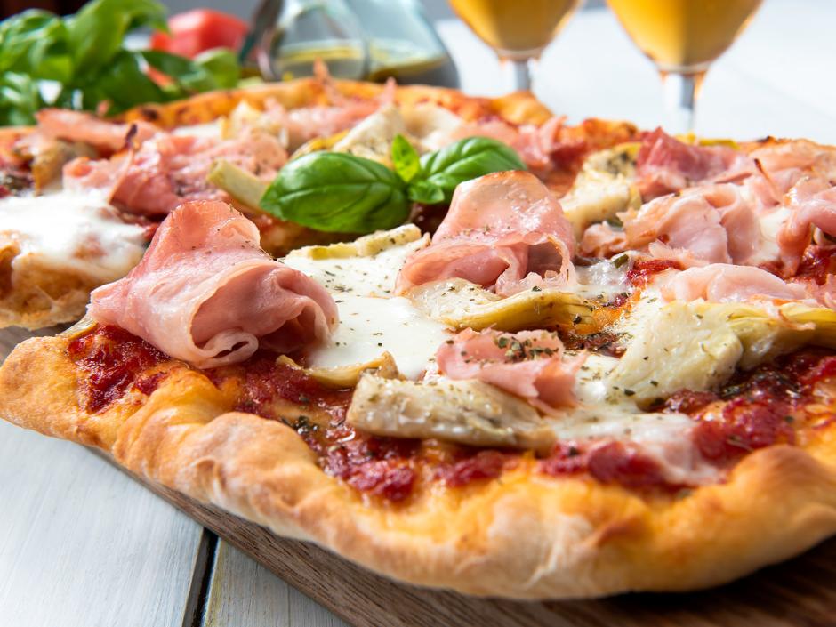 Pinsa mit Artischocken und Schinken