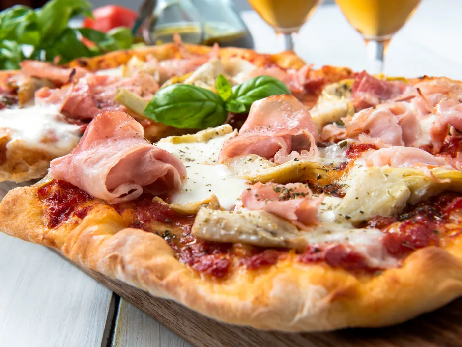 Pinsa mit Artischocken und Schinken
