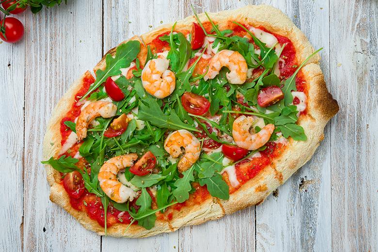 Pinsa mit Garnelen und Rucola