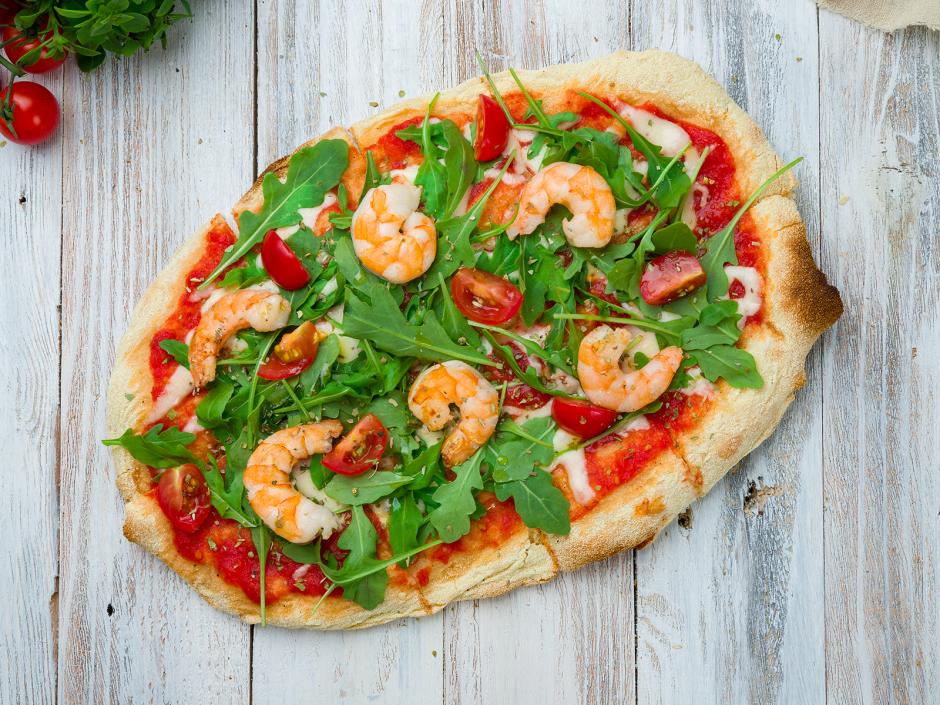 Pinsa mit Garnelen und Rucola
