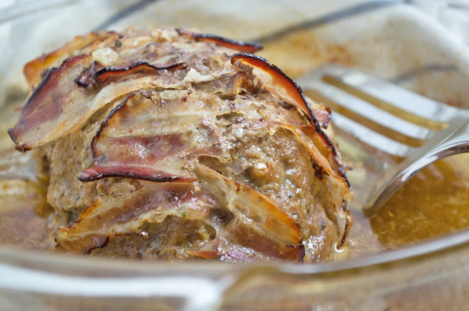 Faschierter Braten in knuspriger Speckhülle