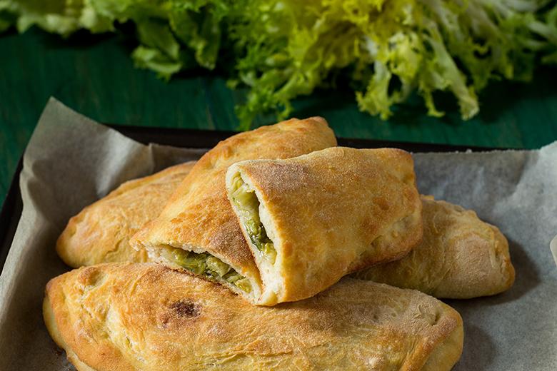 Panzerotti mit Mozzarella und Endiviensalat
