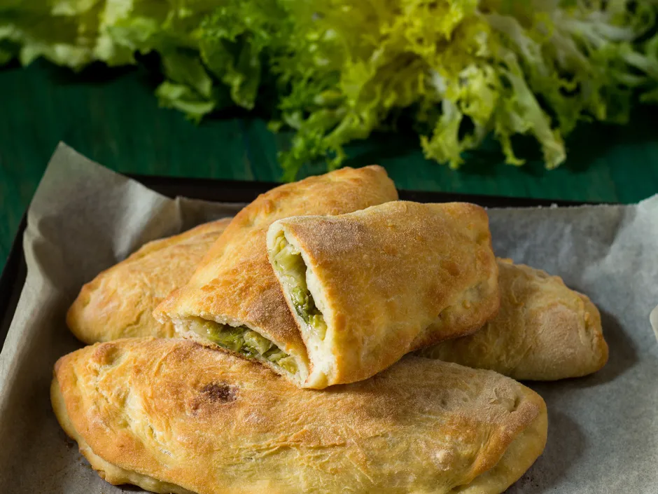 Panzerotti mit Mozzarella und Endiviensalat