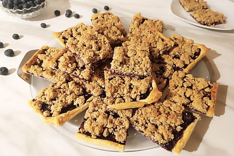 Prasselkuchen mit Schwarzbeeren