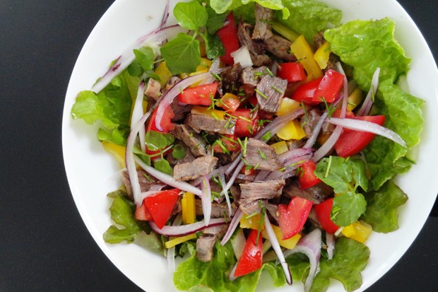 Rindfleischsalat mit frischem Paprika und Tomaten