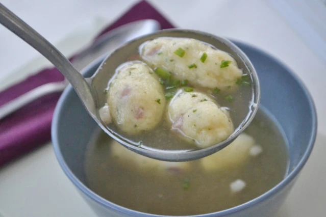 Speckgrie&szlig;nockerlsuppe