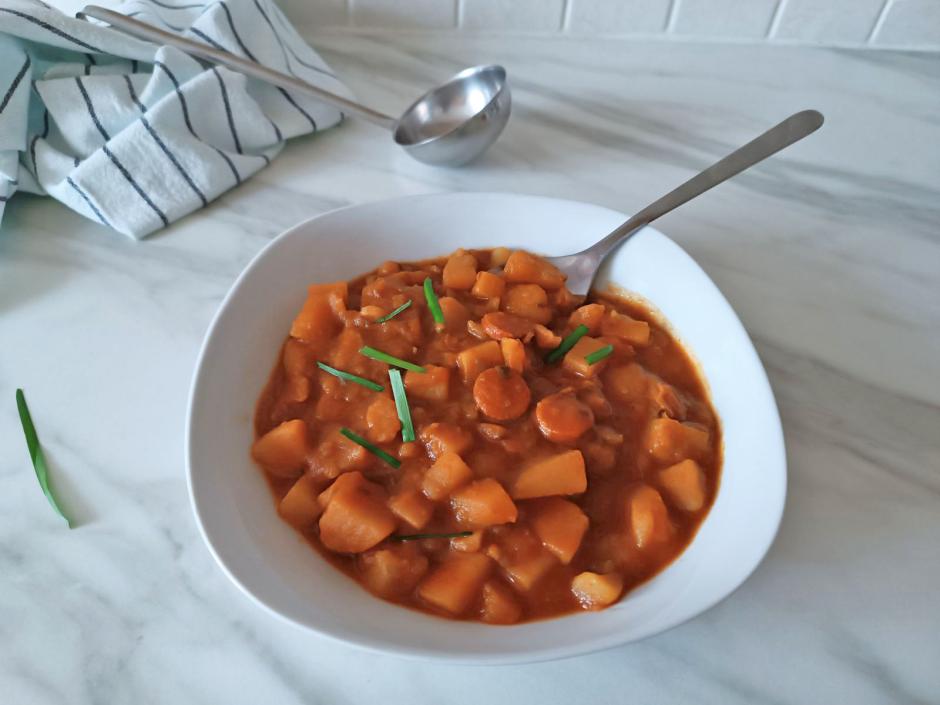Erdäpfelgulasch mit Frankfurter