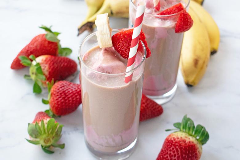 Bananenmilch mit Erdbeereis
