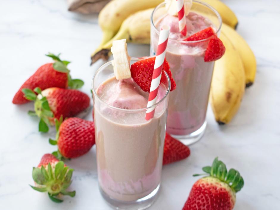 Bananenmilch mit Erdbeereis
