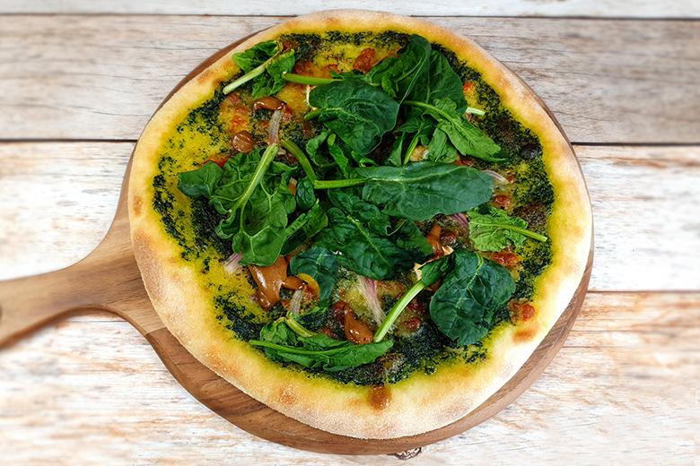 Pizza mit Spinat und eingelegte Schalotten