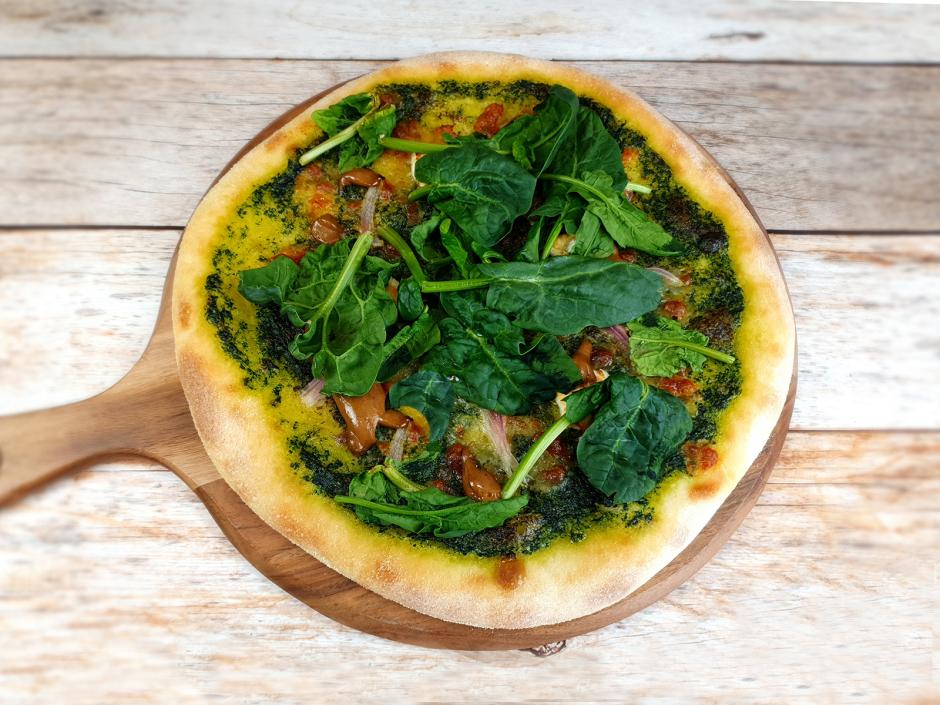 Pizza mit Spinat und eingelegte Schalotten