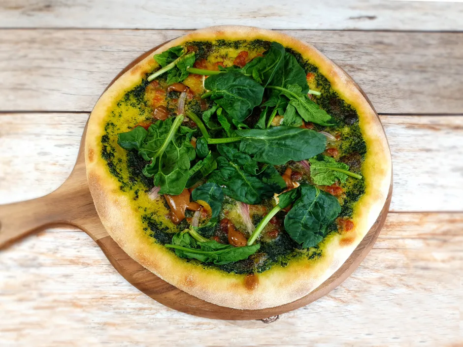 Pizza mit Spinat und eingelegte Schalotten