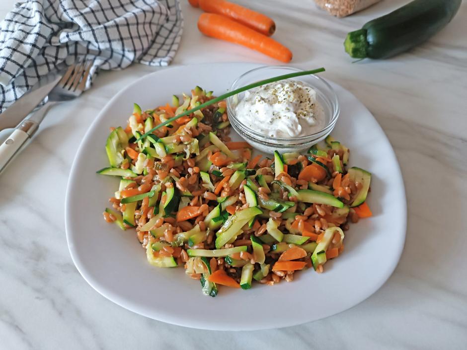 Dinkelpfanne mit Zucchini und Karotten