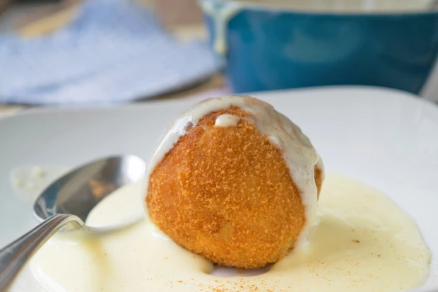 Apfelkn&ouml;del mit Mostsauce