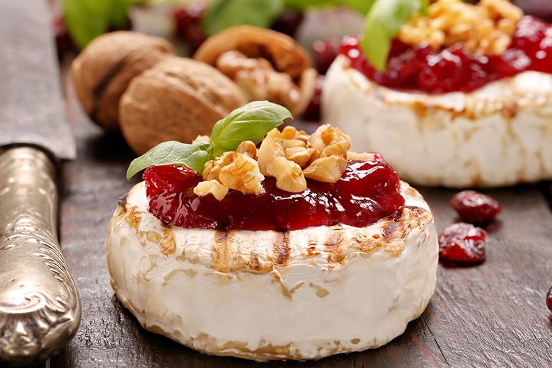 Gegrillter Camembert mit Preiselbeermarmelade