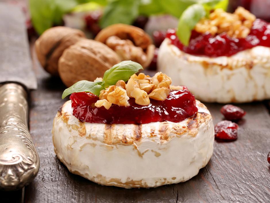 Gegrillter Camembert mit Preiselbeermarmelade