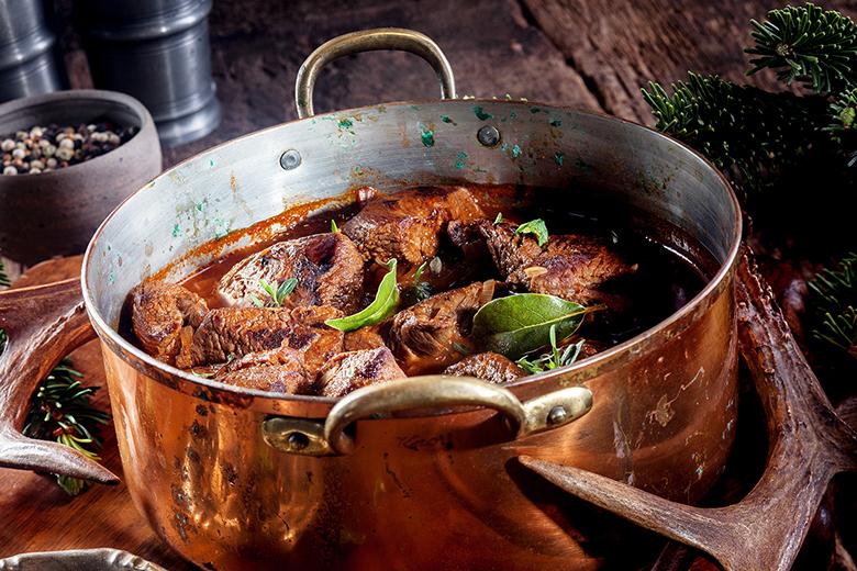 Hirschgulasch mit Waldvierter Knödeln
