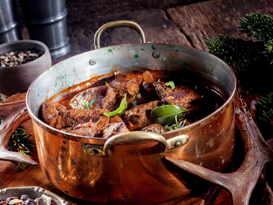 Hirschgulasch mit Waldvierter Knödeln