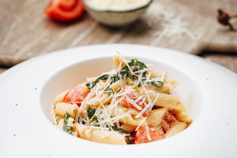Penne mit Spinat und Tomaten