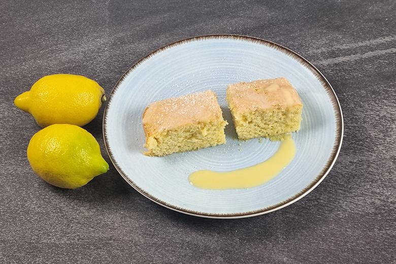 Eierlikörkuchen mit Zitronenglasur