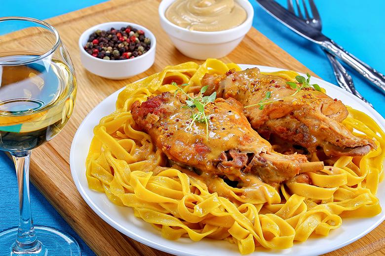 Kaninchen in Senfsoße auf Bandnudeln