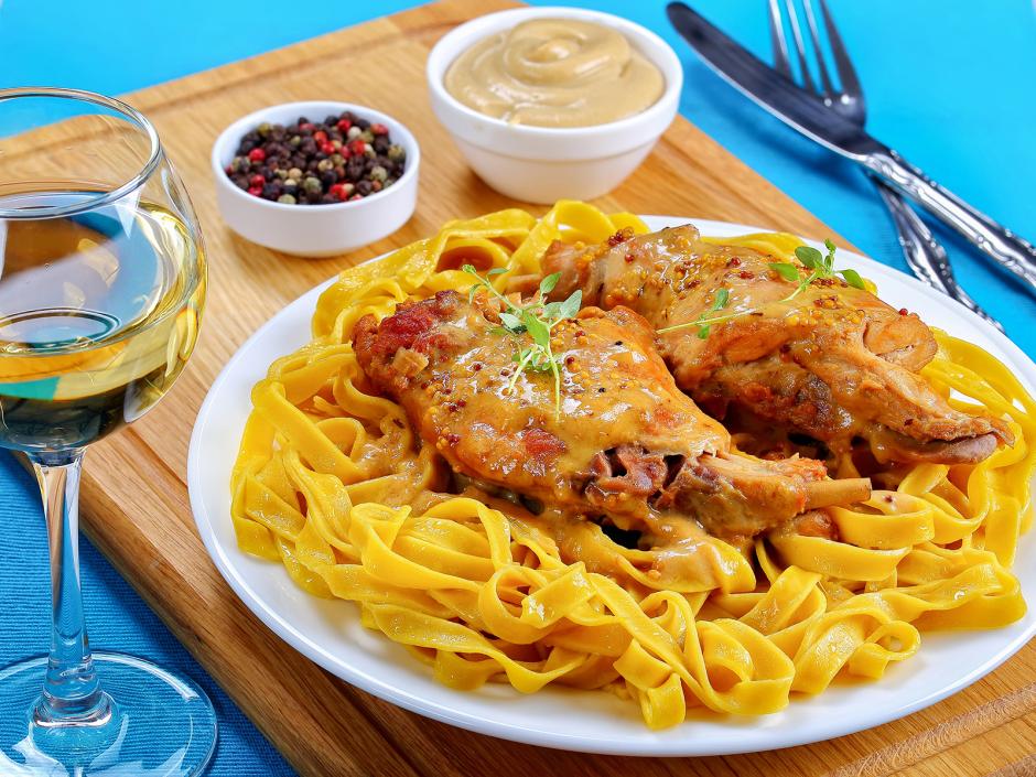 Kaninchen in Senfsoße auf Bandnudeln