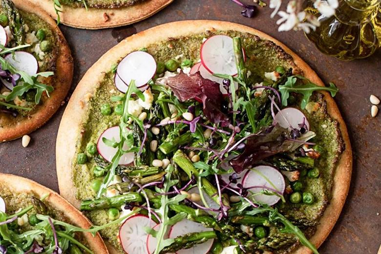 Grüne Pizza mit Spargelpesto