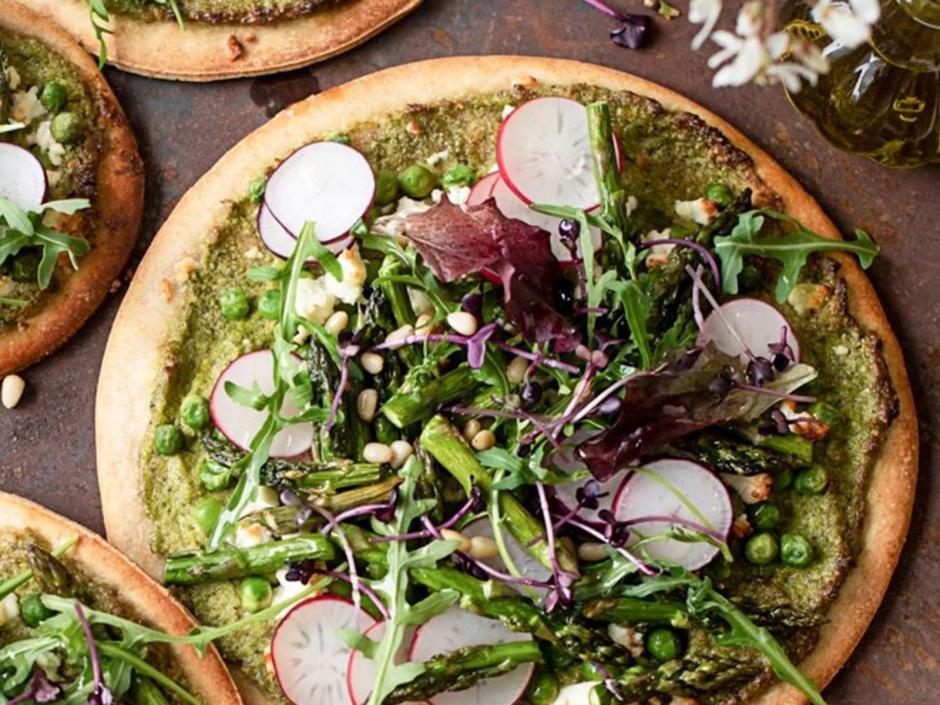 Grüne Pizza mit Spargelpesto