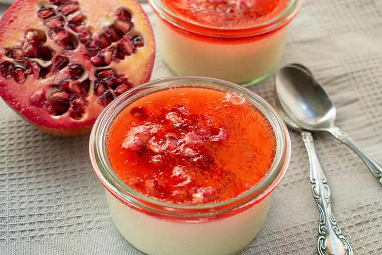 Kokos-Panna Cotta mit Granatapfel