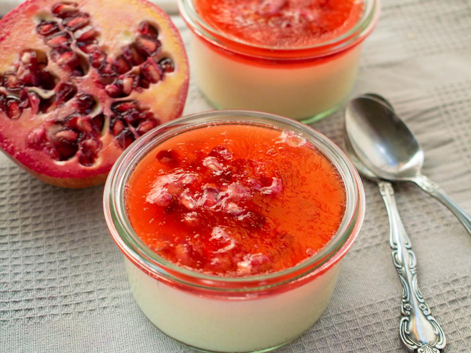 Kokos-Panna Cotta mit Granatapfel