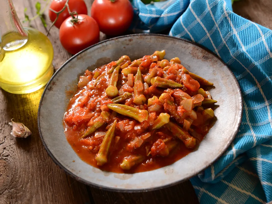 Okras in Tomatenso&szlig;e