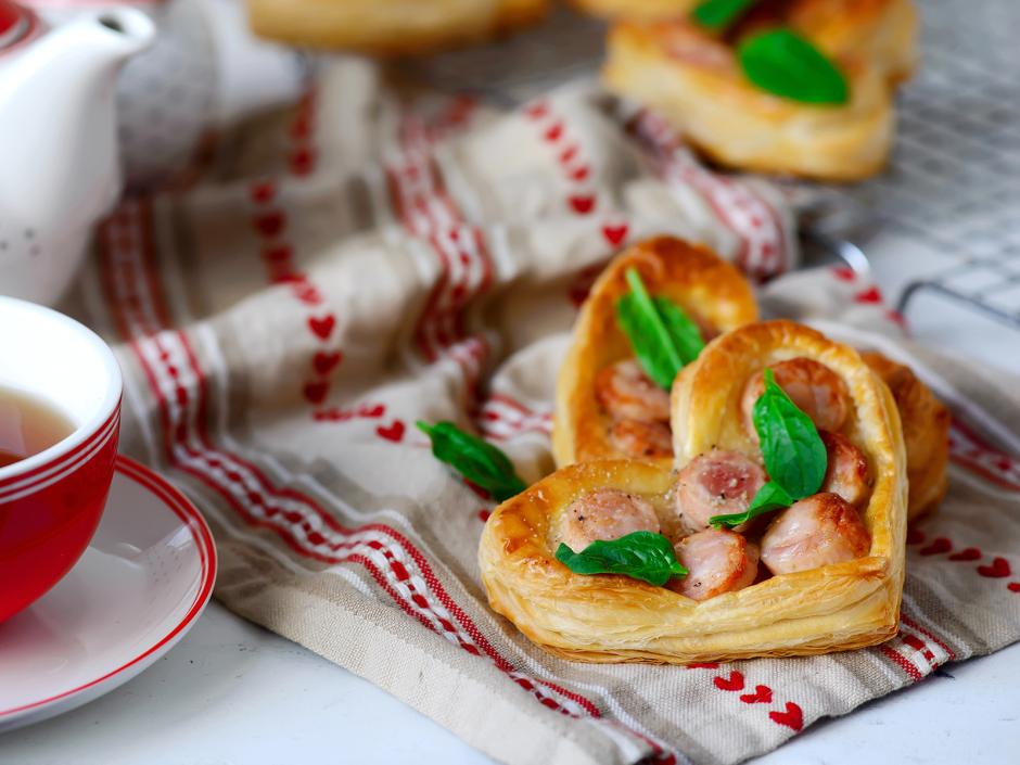 Blätterteig-Herzen mit Würstchen