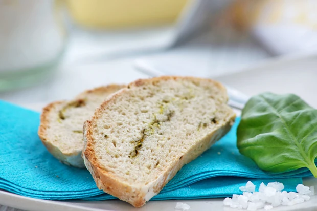 Brot mit Kr&auml;utersalz