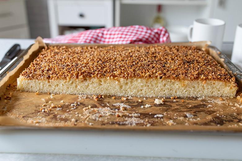 Haselnuss-Blechkuchen mit Haselnussmilch