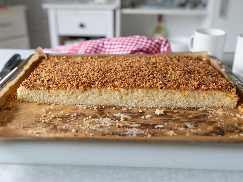 Haselnuss-Blechkuchen mit Haselnussmilch
