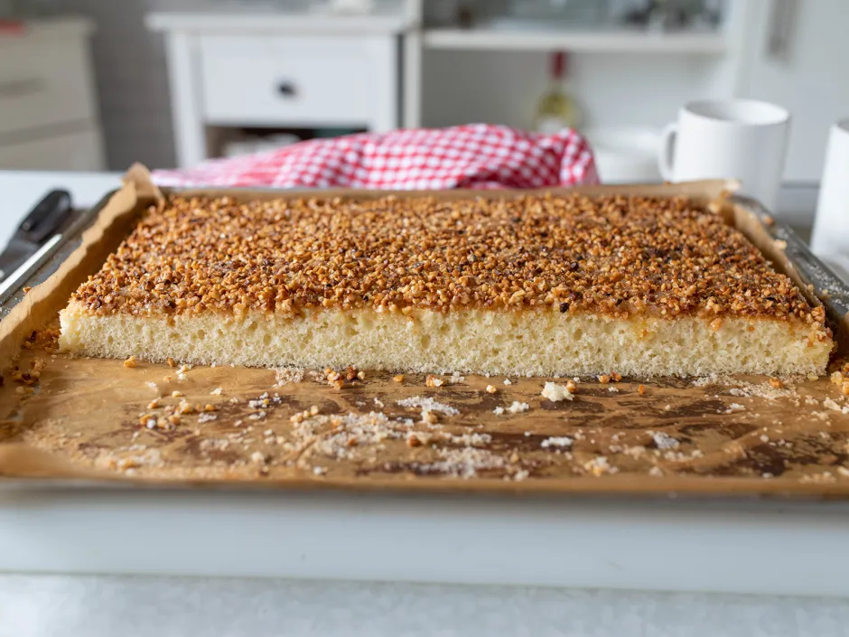 Haselnuss-Blechkuchen mit Haselnussmilch