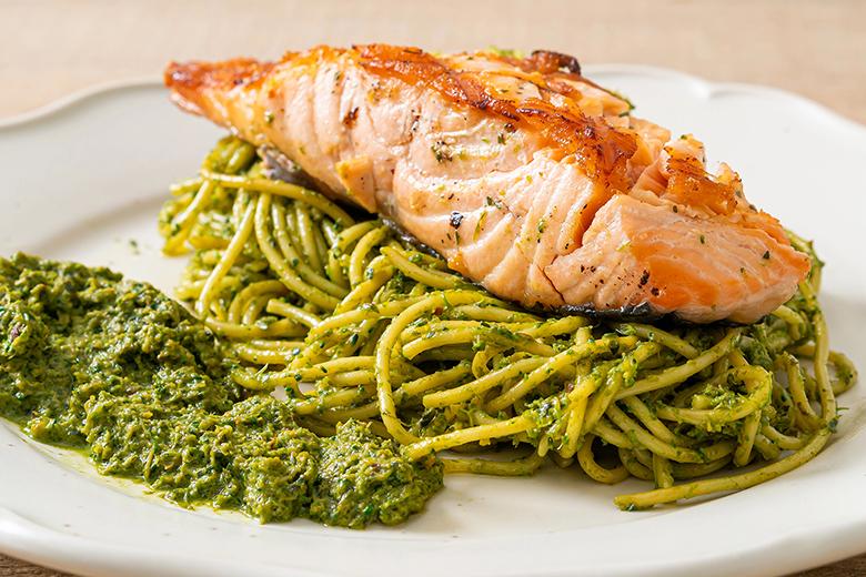 Wildlachsfilet auf Basilikum-Pesto-Spaghetti