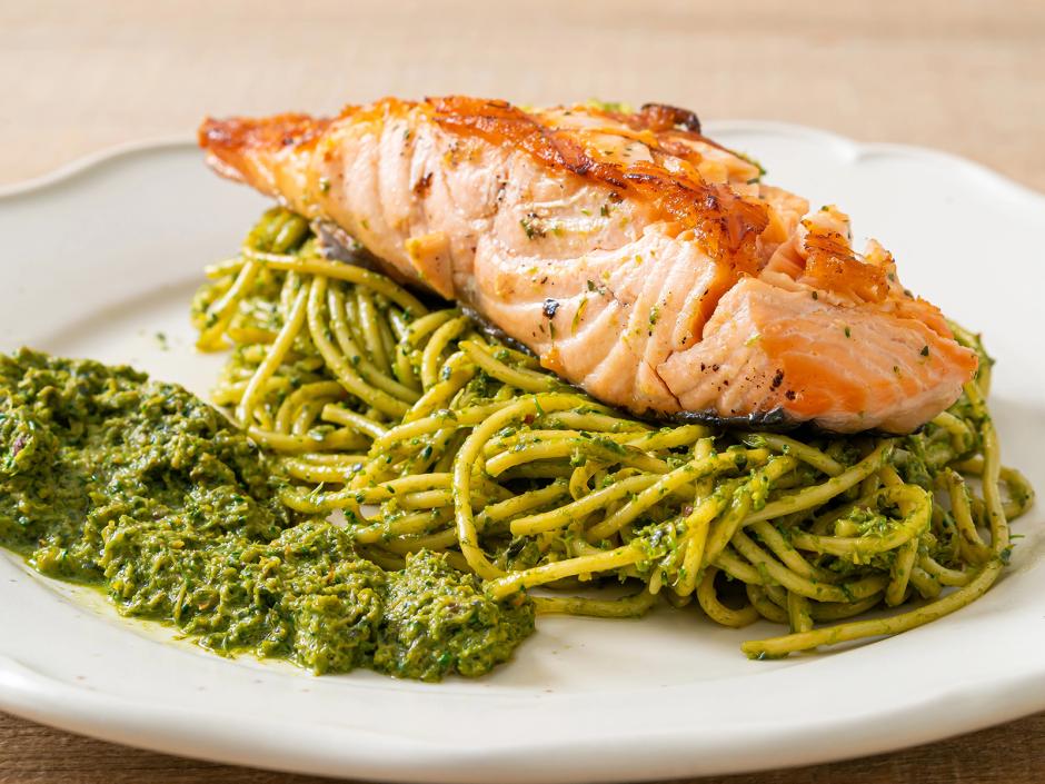 Wildlachsfilet auf Basilikum-Pesto-Spaghetti