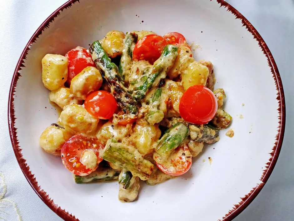 Gr&uuml;ner Spargel mit Gnocchi