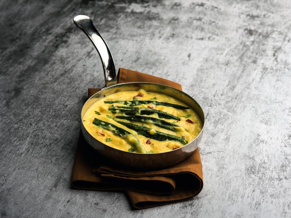 Okraschoten in Curry-Joghurt-Sauce