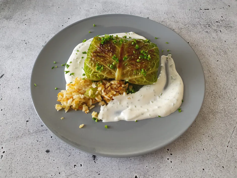 Gef&uuml;llter Chinakohl mit Reis und Karotten