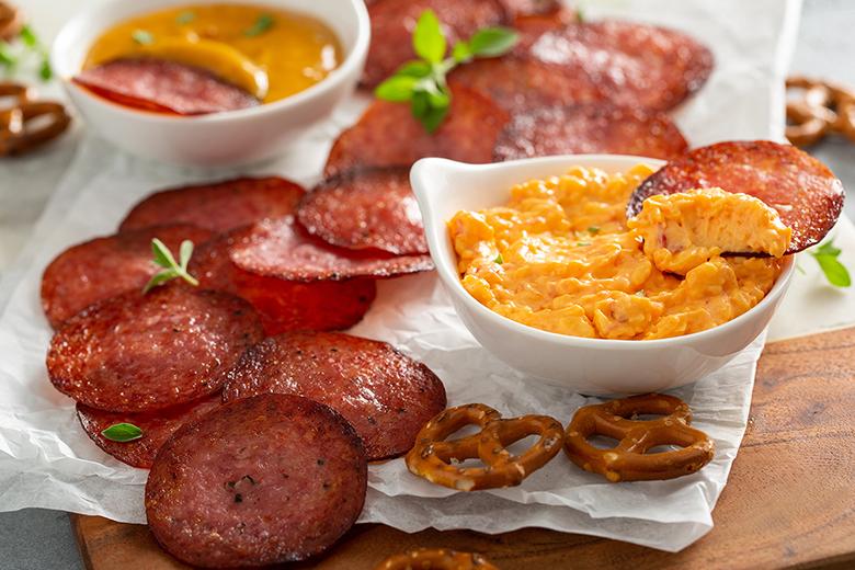 Salami-Chips mit Käsedip