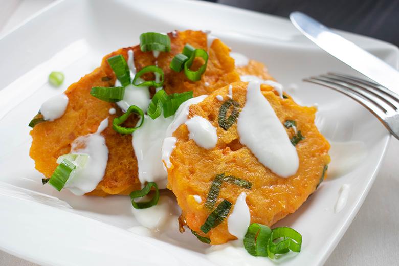 Gegrillte Süßkartoffeln am Spieß mit Rahmsauce