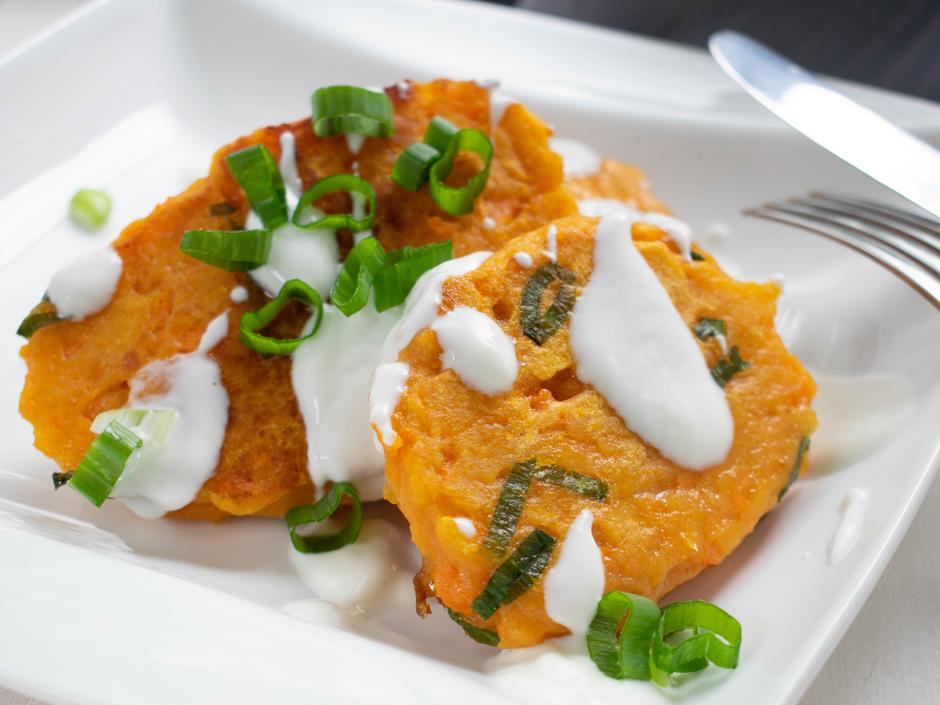 Gegrillte Süßkartoffeln am Spieß mit Rahmsauce