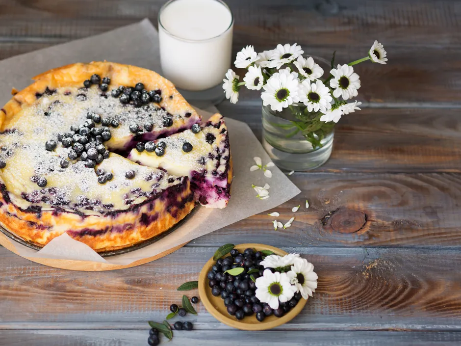 K&auml;sekuchen mit Heidelbeeren