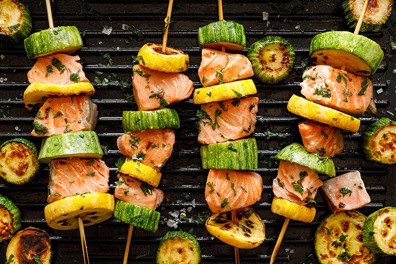 Lachs-Zucchini Grillspieße