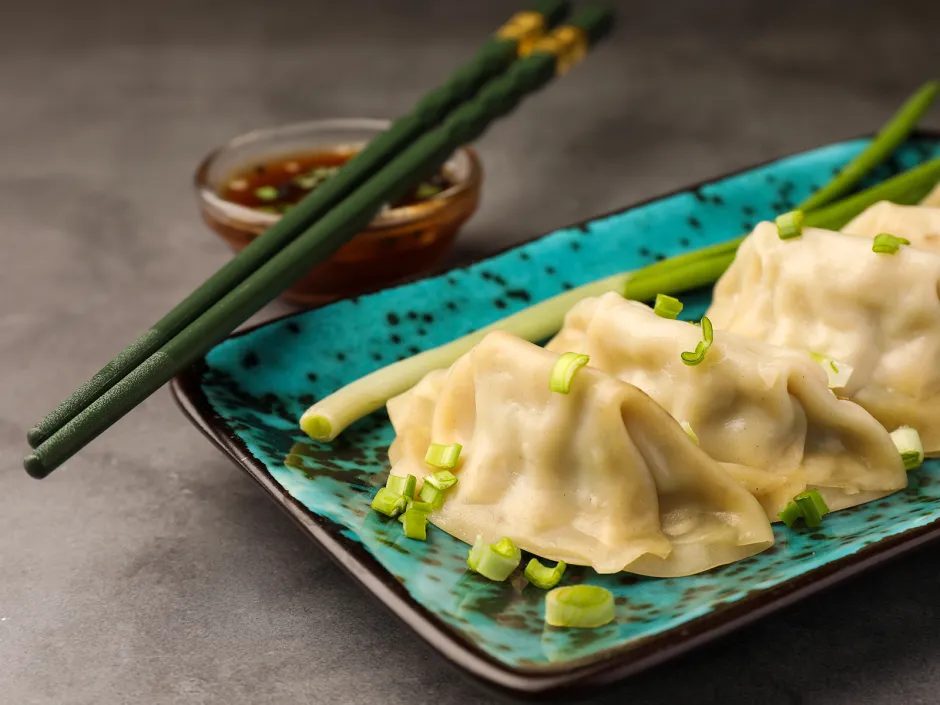 Ged&auml;mpfte Kl&ouml;&szlig;chen mit s&uuml;&szlig;er Sojasauce
