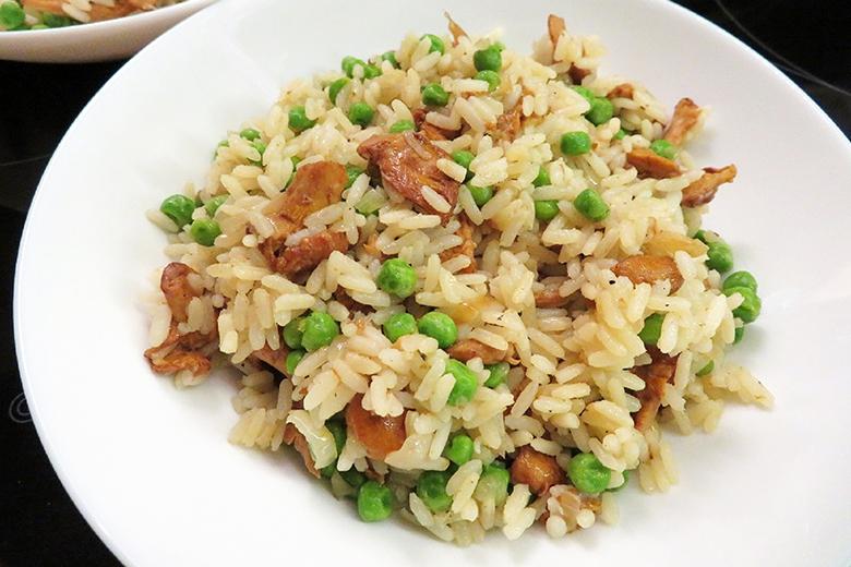 Eierschwammerlreis mit Erbsen